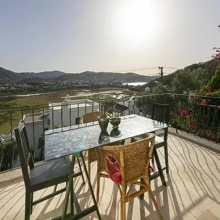 Impressive House With Shared Pool Near Paradise Bay In Bodrum דירה בודרום